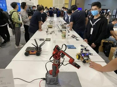 華為的轉(zhuǎn)身 從手機(jī)巨頭到多元智造服務(wù)商